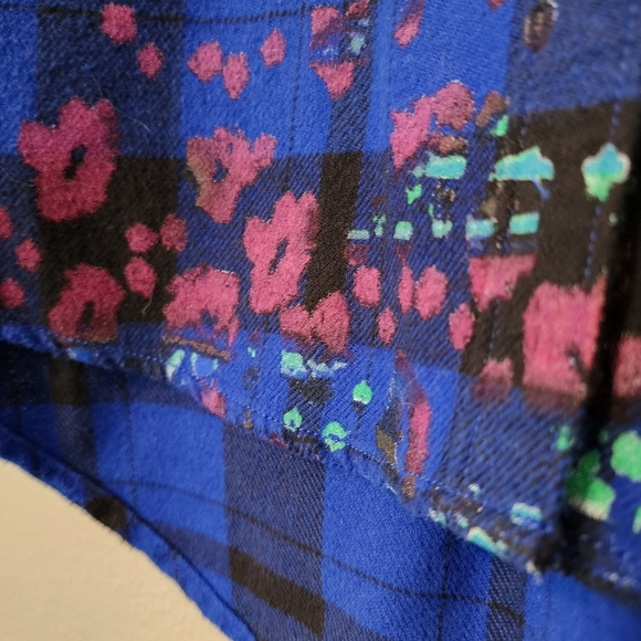 ✨2 for $5✨ L’amour Plaid Flannel Button Down with Colorful detail Size Medium - Picture 2 of 7